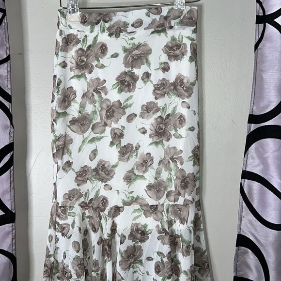 Floral chiffon midi skirt with ruffle hem - Picture 3 of 9